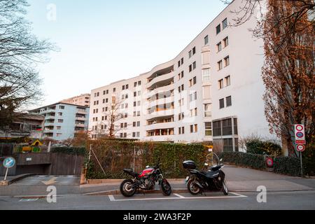 Genf, Schweiz - 25. März 2022: Moderne Architektur und Blick auf die Straße in Genf, Schweiz. Stockfoto