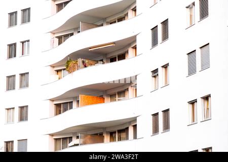 Genf, Schweiz - 25. März 2022: Moderne Architektur und Blick auf die Straße in Genf, Schweiz. Stockfoto