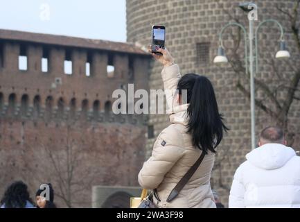 Mailand, Italien. Januar 2024. Silvester Piazza Castello Mailand, Momentaufnahmen von freudigen Momenten. Quelle: Unabhängige Fotoagentur/Alamy Live News Stockfoto