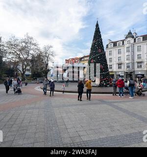 PLOVDIV, BULGARIEN - 31. DEZEMBER 2023: PPeople spazieren in der zentralen Fußgängerzone Knjas Alexander I. in der Stadt Plovdiv, Bulgarien Stockfoto