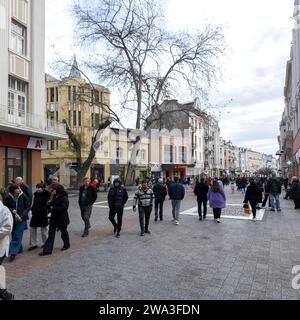 PLOVDIV, BULGARIEN - 31. DEZEMBER 2023: PPeople spazieren in der zentralen Fußgängerzone Knjas Alexander I. in der Stadt Plovdiv, Bulgarien Stockfoto