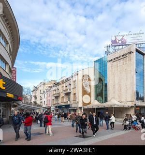 PLOVDIV, BULGARIEN - 31. DEZEMBER 2023: PPeople spazieren in der zentralen Fußgängerzone Knjas Alexander I. in der Stadt Plovdiv, Bulgarien Stockfoto