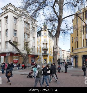 PLOVDIV, BULGARIEN - 31. DEZEMBER 2023: PPeople spazieren in der zentralen Fußgängerzone Knjas Alexander I. in der Stadt Plovdiv, Bulgarien Stockfoto