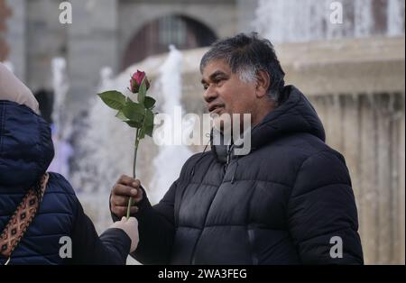 Mailand, Italien. Januar 2024. Silvester Piazza Castello Mailand, Momentaufnahmen von freudigen Momenten. Quelle: Unabhängige Fotoagentur/Alamy Live News Stockfoto