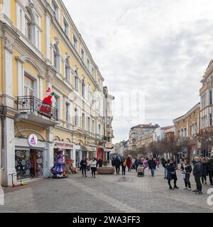 PLOVDIV, BULGARIEN - 31. DEZEMBER 2023: PPeople spazieren in der zentralen Fußgängerzone Knjas Alexander I. in der Stadt Plovdiv, Bulgarien Stockfoto