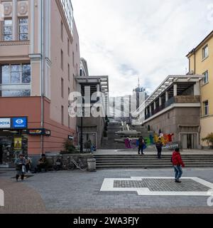 PLOVDIV, BULGARIEN - 31. DEZEMBER 2023: PPeople spazieren in der zentralen Fußgängerzone Knjas Alexander I. in der Stadt Plovdiv, Bulgarien Stockfoto