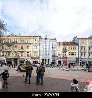 PLOVDIV, BULGARIEN - 31. DEZEMBER 2023: PPeople spazieren in der zentralen Fußgängerzone Knjas Alexander I. in der Stadt Plovdiv, Bulgarien Stockfoto