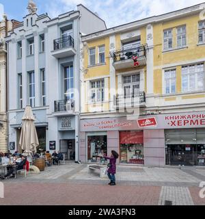 PLOVDIV, BULGARIEN - 31. DEZEMBER 2023: PPeople spazieren in der zentralen Fußgängerzone Knjas Alexander I. in der Stadt Plovdiv, Bulgarien Stockfoto