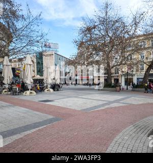 PLOVDIV, BULGARIEN - 31. DEZEMBER 2023: PPeople spazieren in der zentralen Fußgängerzone Knjas Alexander I. in der Stadt Plovdiv, Bulgarien Stockfoto