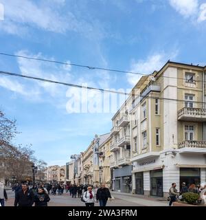 PLOVDIV, BULGARIEN - 31. DEZEMBER 2023: PPeople spazieren in der zentralen Fußgängerzone Knjas Alexander I. in der Stadt Plovdiv, Bulgarien Stockfoto