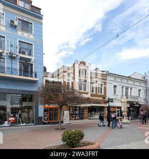 PLOVDIV, BULGARIEN - 31. DEZEMBER 2023: PPeople spazieren in der zentralen Fußgängerzone Knjas Alexander I. in der Stadt Plovdiv, Bulgarien Stockfoto