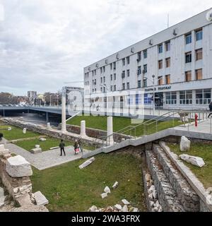 PLOVDIV, BULGARIEN - 31. DEZEMBER 2023: PPeople spazieren in der zentralen Fußgängerzone Knjas Alexander I. in der Stadt Plovdiv, Bulgarien Stockfoto