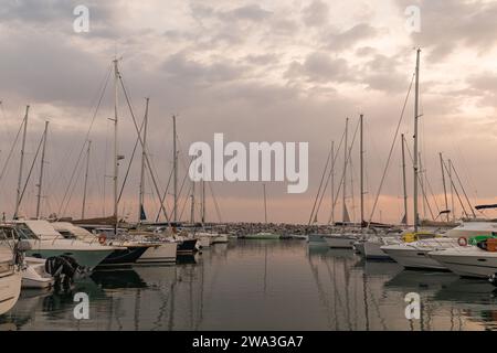 Blick auf den Touristenhafen an der etruskischen Küste mit verankerten Segelbooten und Yachten bei Sonnenuntergang, San Vincenzo, Livorno, Toskana, Italien Stockfoto