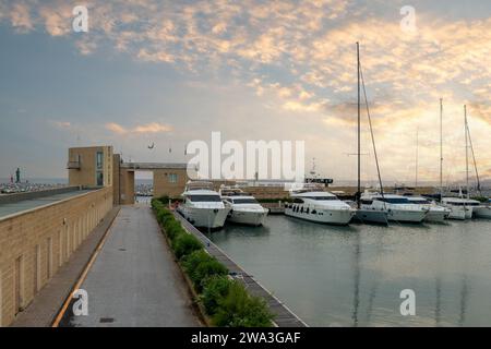 Erhöhter Blick auf den Touristenhafen mit verankerten Yachten und Segelbooten bei Sonnenuntergang, San Vincenzo, Livorno, Toskana, Italien Stockfoto