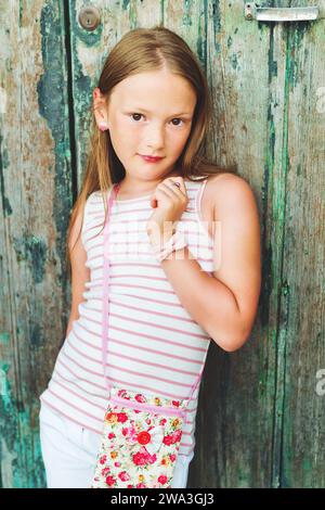 Porträt eines süßen kleinen 7-8-jährigen Mädchens mit vielen Accessoires Stockfoto