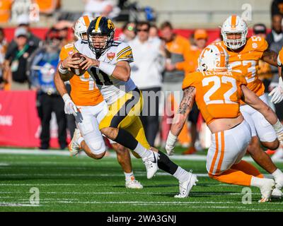 Orlando, Florida, USA. 1. Januar 2024: Iowa Quarterback Marco Lainez (11) spielt mit dem Ball im vierten Viertel des Cheez IT Citrus Bowl. Tennessee besiegte Iowa 35-0 in Orlando, FL. Romeo T Guzman/Cal Sport Media Credit: CAL Sport Media/Alamy Live News Stockfoto