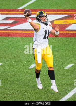 Orlando, Florida, USA. 1. Januar 2024: Iowa Quarterback Marco Lainez (11) wirft den Ball in der zweiten Hälfte des Cheez IT Citrus Bowl. Tennessee besiegte Iowa 35-0 in Orlando, FL. Romeo T Guzman/Cal Sport Media Credit: CAL Sport Media/Alamy Live News Stockfoto