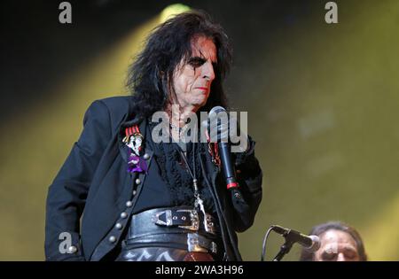 Der US-amerikanische Rockmusiker Alice Cooper mit seiner gleichnamigen Band bei ihrem Auftritt beim Rock The Ring-Festival 2022. Rock the Ring Festival in Hinwil, Schweiz. Hinwil Kanton Zürich Schweiz *** US-amerikanische Rockmusikerin Alice Cooper mit seiner gleichnamigen Band beim Rock the Ring Festival 2022 Rock the Ring Festival in Hinwil, Schweiz Hinwil Kanton Zürich Schweiz Stockfoto