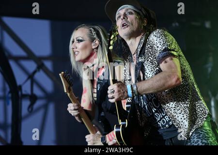 Die US-amerikanische Gitarristin Nita Strauss links und der US-amerikanische Gitarrist Ryan Roxie beim Auftritt mit Alice Cooper. Rock the Ring Festival in Hinwil, Schweiz. Hinwil Kanton Zürich Schweiz *** US-amerikanische Gitarristin Nita Strauss, Left und US-amerikanischer Gitarrist Ryan Roxie traten mit Alice Cooper Rock The Ring Festival in Hinwil, Schweiz Hinwil Kanton Zürich Schweiz auf Stockfoto