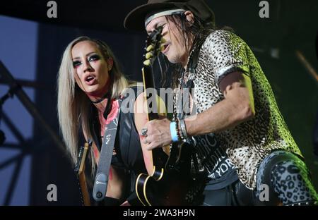 Die US-amerikanische Gitarristin Nita Strauss links und der US-amerikanische Gitarrist Ryan Roxie beim Auftritt mit Alice Cooper. Rock the Ring Festival in Hinwil, Schweiz. Hinwil Kanton Zürich Schweiz *** US-amerikanische Gitarristin Nita Strauss, Left und US-amerikanischer Gitarrist Ryan Roxie traten mit Alice Cooper Rock The Ring Festival in Hinwil, Schweiz Hinwil Kanton Zürich Schweiz auf Stockfoto