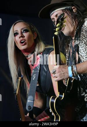 Die US-amerikanische Gitarristin Nita Strauss links und der US-amerikanische Gitarrist Ryan Roxie beim Auftritt mit Alice Cooper. Hochkant. Rock the Ring Festival in Hinwil, Schweiz. Hinwil Kanton Zürich Schweiz *** US-amerikanische Gitarristin Nita Strauss, Left und US-amerikanischer Gitarrist Ryan Roxie traten mit Alice Cooper beim Rock the Ring Festival in Hinwil, Schweiz Hinwil Kanton Zürich Schweiz auf Stockfoto