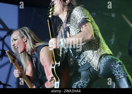 Die US-amerikanische Gitarristin Nita Strauss links und der US-amerikanische Gitarrist Ryan Roxie beim Auftritt mit Alice Cooper. Rock the Ring Festival in Hinwil, Schweiz. Hinwil Kanton Zürich Schweiz *** US-amerikanische Gitarristin Nita Strauss, Left und US-amerikanischer Gitarrist Ryan Roxie traten mit Alice Cooper Rock The Ring Festival in Hinwil, Schweiz Hinwil Kanton Zürich Schweiz auf Stockfoto