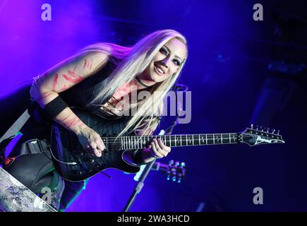 Die US-amerikanische Gitarristin Nita Strauss ist Teil der Alice Cooper-Band. Hier beim Auftritt in Hinwil, Schweiz, im Jahr 2022. Rock the Ring Festival in Hinwil, Schweiz. Hinwil Kanton Zürich Schweiz *** US-Gitarristin Nita Strauss ist Teil der Alice Cooper Band hier beim Auftritt in Hinwil, Schweiz, 2022 Rock the Ring Festival in Hinwil, Schweiz Hinwil Kanton Zürich Schweiz Stockfoto