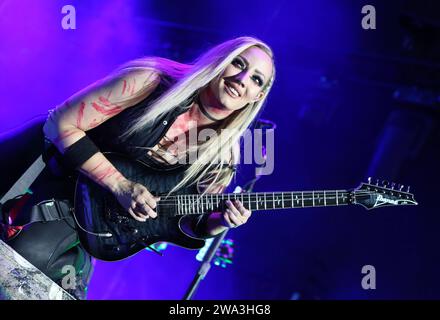 Die US-amerikanische Gitarristin Nita Strauss ist Teil der Alice Cooper-Band. Hier beim Auftritt in Hinwil, Schweiz, im Jahr 2022. Rock the Ring Festival in Hinwil, Schweiz. Hinwil Kanton Zürich Schweiz *** US-Gitarristin Nita Strauss ist Teil der Alice Cooper Band hier beim Auftritt in Hinwil, Schweiz, 2022 Rock the Ring Festival in Hinwil, Schweiz Hinwil Kanton Zürich Schweiz Stockfoto