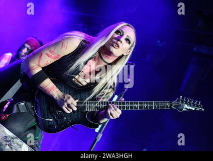 Die US-amerikanische Gitarristin Nita Strauss ist Teil der Alice Cooper-Band. Hier beim Auftritt in Hinwil, Schweiz, im Jahr 2022. Rock the Ring Festival in Hinwil, Schweiz. Hinwil Kanton Zürich Schweiz *** US-Gitarristin Nita Strauss ist Teil der Alice Cooper Band hier beim Auftritt in Hinwil, Schweiz, 2022 Rock the Ring Festival in Hinwil, Schweiz Hinwil Kanton Zürich Schweiz Stockfoto