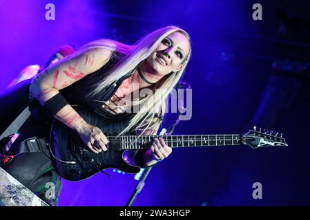 Die US-amerikanische Gitarristin Nita Strauss ist Teil der Alice Cooper-Band. Hier beim Auftritt in Hinwil, Schweiz, im Jahr 2022. Rock the Ring Festival in Hinwil, Schweiz. Hinwil Kanton Zürich Schweiz *** US-Gitarristin Nita Strauss ist Teil der Alice Cooper Band hier beim Auftritt in Hinwil, Schweiz, 2022 Rock the Ring Festival in Hinwil, Schweiz Hinwil Kanton Zürich Schweiz Stockfoto