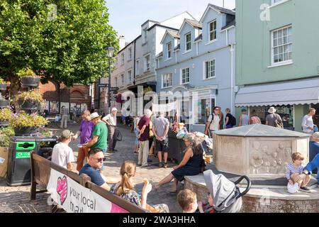 Bridport Dorset sonniger Herbsttag 2023, am Markttag ruhen sich die Menschen auf dem Bucky Doo Square, England, UK, 2023 aus Stockfoto