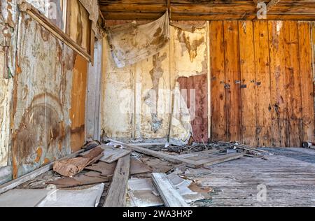 Das Innere einer verlassenen Hütte in einer Geisterstadt in der Wüste von Nevada, USA Stockfoto