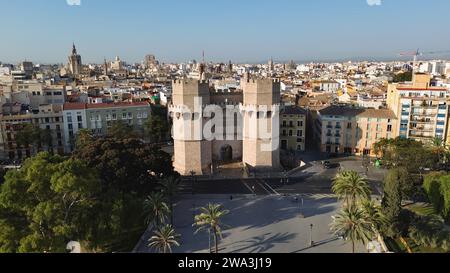 Drohnaufnahmen der Porta dels Serrans Valencia Spanien XIV. Jahrhundert gotisches Stadttor mit zwei polygonen Türmen und Turia-Garten-Panorama Stockfoto