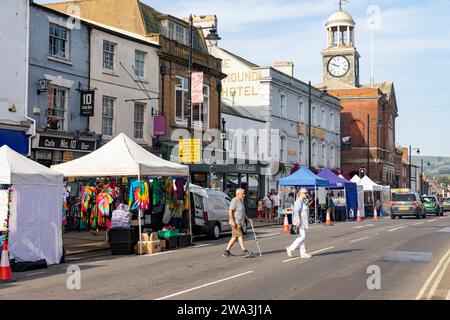 Bridport in West Dorset, Markttag in der Stadt und Ladenbesitzer verkaufen Waren und Artikel von ihren Ständen, England, Großbritannien, sonniger Tag im Jahr 2023 Stockfoto