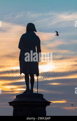 Bergen, Norwegen, 23. Juni 2023: Silhouette der Ludvig Holberg-Statue, geschaffen von John Börjeson im Jahr 1884. Holeberg gilt als Vater beider D. Stockfoto