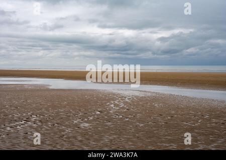 Cumber Sands an einem Herbsttag, Blick auf den Strand und den Ärmelkanal, East Sussex, England Stockfoto