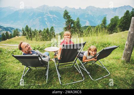 Glückliche Familienwanderung in den schweizer Alpen, herrliche Aussicht, Reisen mit Kindern. Aufnahme im Kanton Wallis, Schweiz Stockfoto