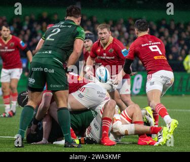 Galway, Irland. Januar 2024. Conor Murray aus Munster übergibt den Ball an John Ryan aus Munster während des Spiels der United Rugby Championship Runde 9 zwischen Connacht Rugby und Munster Rugby auf dem Sportsground in Galway, Irland am 1. Januar 2024 (Foto: Andrew SURMA/ Credit: SIPA USA/Alamy Live News) Stockfoto