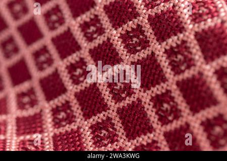 Gewobenes Doppeltuch in Rot und Pink, Rautenmuster, Nahaufnahme mit Makrodetails mit geringer Schärfentiefe Stockfoto