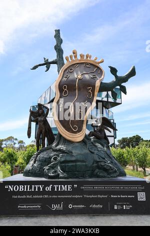 Die Salvador Dali arbeiten „Adel der Zeit“, die vor dem Cube-Gebäude auf der Weinkellerei d'Arenberg im McLaren Vale-Viertel in South Australia stehen Stockfoto