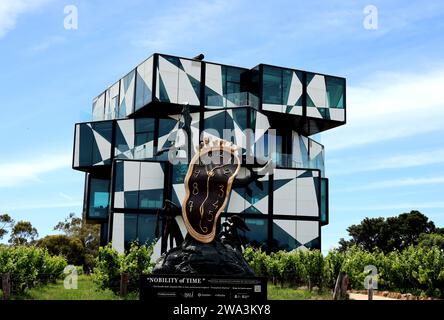 Die Salvador Dali arbeiten „Adel der Zeit“, die vor dem Cube-Gebäude auf der Weinkellerei d'Arenberg im McLaren Vale-Viertel in South Australia stehen Stockfoto