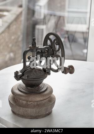 Original Kaffeebohnen-Original-Mahlwerk aus Metall mit Handkurbel. Alte originale Kaffeemühle mit Spuren von Zeit und Abrieb am Körper, Space Stockfoto