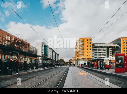 Lyon, Frankreich - 9. Dezember 2017. Bus- und Straßenbahnhaltestelle neben dem Bahnhof Part-Dieu Stockfoto