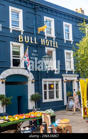 Bridport Dorset, das Bull Inn Hotel an der East Street im Stadtzentrum, ein georgianisches Kutschenhotel, England, Großbritannien, 2023 Stockfoto