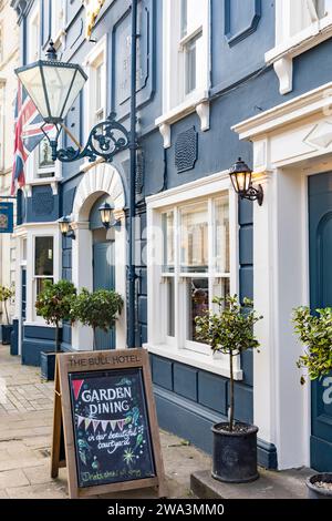 Bridport Dorset, das Bull Inn Hotel an der East Street im Stadtzentrum, ein georgianisches Kutschenhotel, England, Großbritannien, 2023 Stockfoto