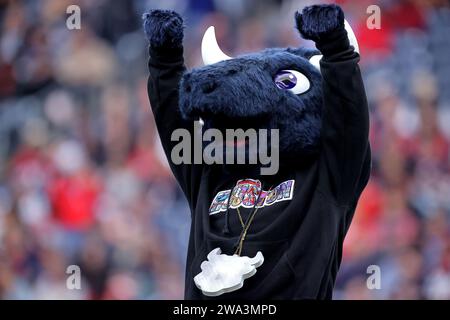 Houston, Texas, USA. Dezember 2023 31. Das Houston Texans Maskottchen Toro tritt während der Halbzeit zwischen den Houston Texans und den Tennessee Titans im NRG Stadium in Houston, Texas am 31. Dezember 2023 auf. (Kreditbild: © Erik Williams/ZUMA Press Wire) NUR REDAKTIONELLE VERWENDUNG! Nicht für kommerzielle ZWECKE! Stockfoto