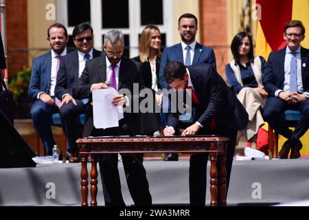 Bogota, Kolumbien. Januar 2024. Bogotas tretender Bürgermeister Carlos Fernando Galan wird während seiner Einweihungsfeier am 1. Januar 2024 in Bogota, Kolumbiens plaza de Bolivar, vereidigt. Foto: Cristian Bayona/Long Visual Press Credit: Long Visual Press/Alamy Live News Stockfoto