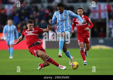 Middlesbrough am Montag, 1. Januar 2024. Dael Fry von Middlesbrough bekämpft Haji Wright von Coventry City während des Sky Bet Championship-Spiels zwischen Middlesbrough und Coventry City im Riverside Stadium, Middlesbrough, am Montag, den 1. Januar 2024. (Foto: Mark Fletcher | MI News) Credit: MI News & Sport /Alamy Live News Stockfoto