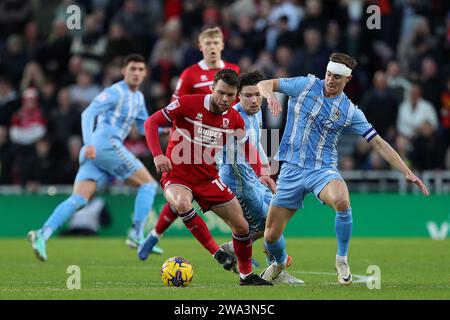 Middlesbrough am Montag, 1. Januar 2024. Jonathan Howson von Middlesbrough in Aktion mit Liam Kitching von Coventry City während des Sky Bet Championship Matches zwischen Middlesbrough und Coventry City im Riverside Stadium, Middlesbrough am Montag, den 1. Januar 2024. (Foto: Mark Fletcher | MI News) Credit: MI News & Sport /Alamy Live News Stockfoto