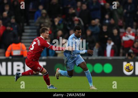 Middlesbrough am Montag, 1. Januar 2024. Rav van den Berg von Middlesbrough und Haji Wright von Coventry City während des Sky Bet Championship-Spiels zwischen Middlesbrough und Coventry City im Riverside Stadium, Middlesbrough am Montag, den 1. Januar 2024. (Foto: Mark Fletcher | MI News) Credit: MI News & Sport /Alamy Live News Stockfoto